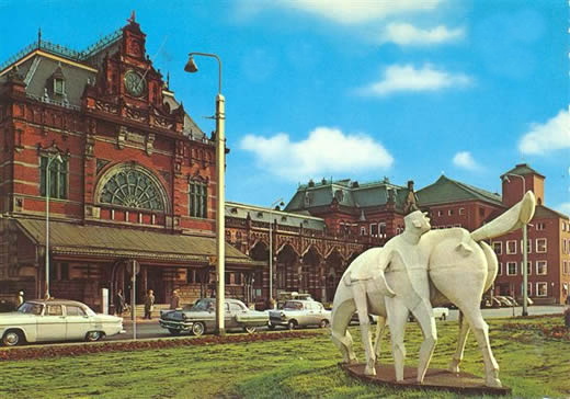 Een oude foto van het peerd van Ome Loeks voor het station te Groningen.